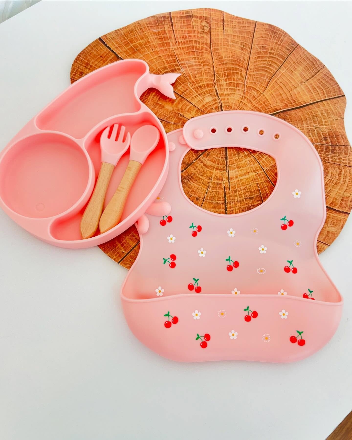 Set Ushqimi për Bebe prej Silikoni – Pjatë, Lugë & Pirun me Përparëse Mbajtëse