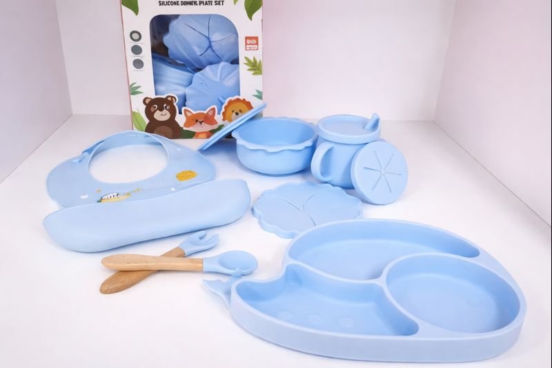 Set Ushqimi për Bebe – Silikon Blu me Aksesore të Plota