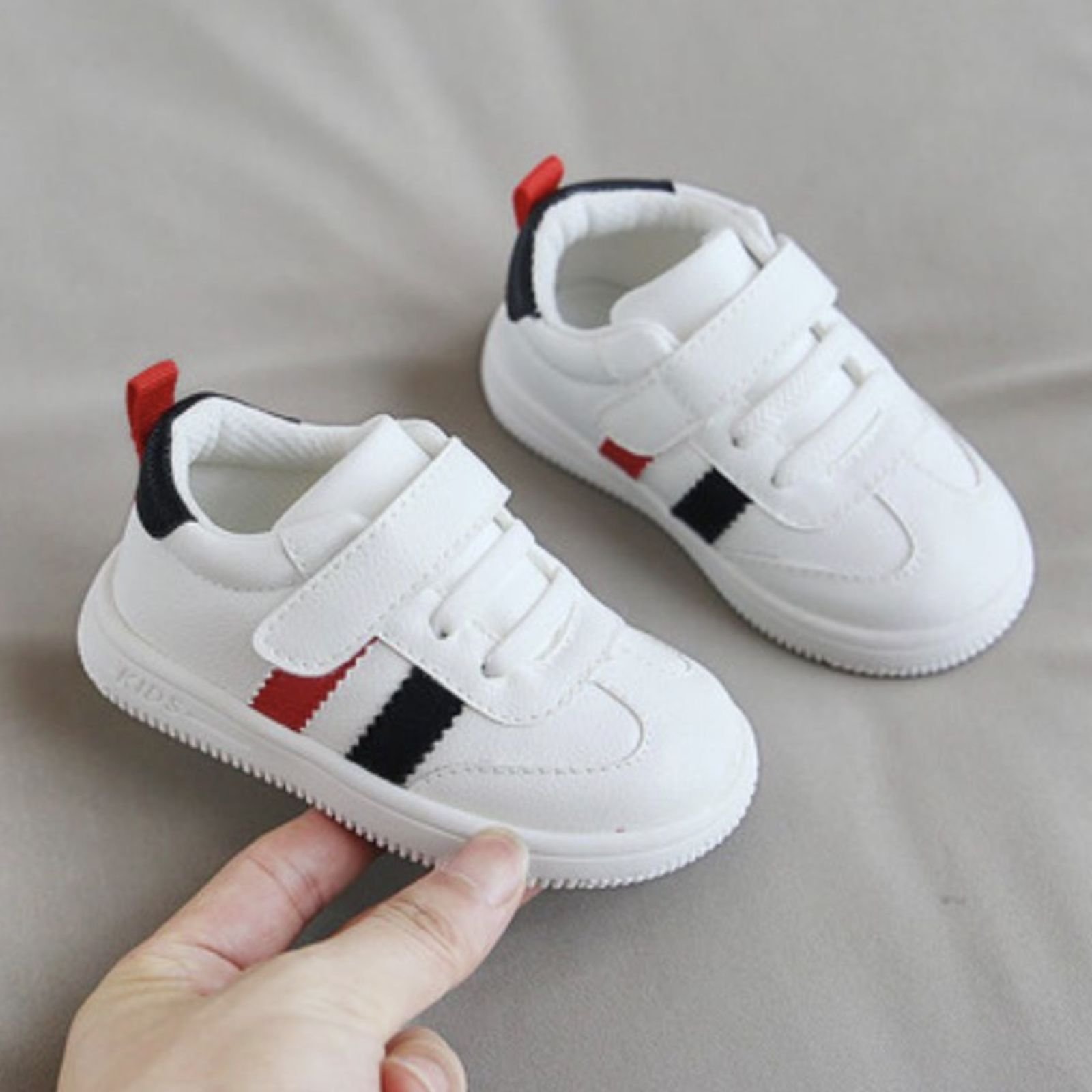 Patika të Bardha për Fëmijë me Shirit të Zi & të Kuq ⚫️