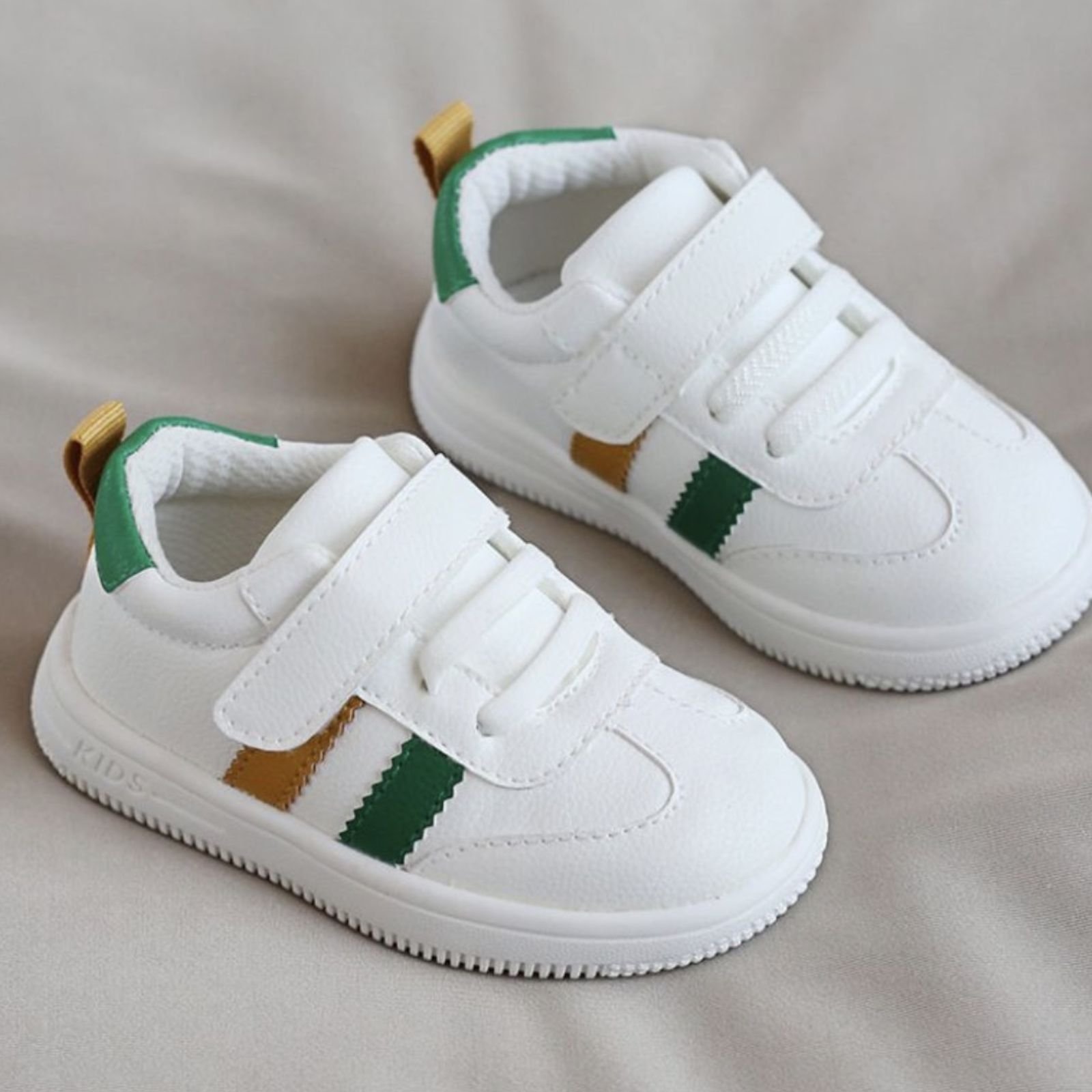 Patika të Bardha për Fëmijë me Shirit Gjelbër & të Verdhë