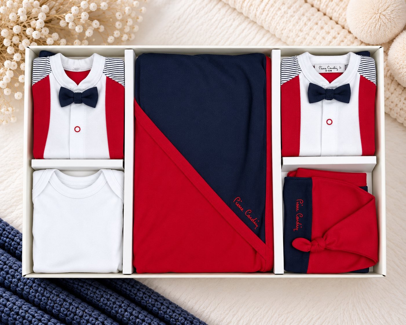Set për të Porsalindur Pierre Cardin Baby – 10 Pjesë, 0–3 Muaj, Kuq dhe Kaltër e Errët