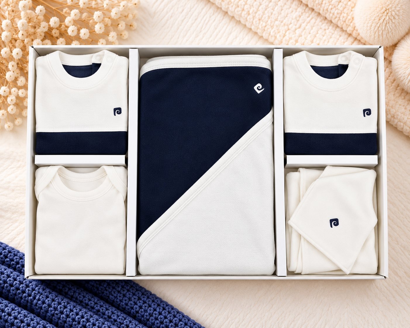 Set për të Porsalindur Pierre Cardin Baby – 10 Pjesë, 0–3 Muaj, Bardhë dhe Blu e Errët