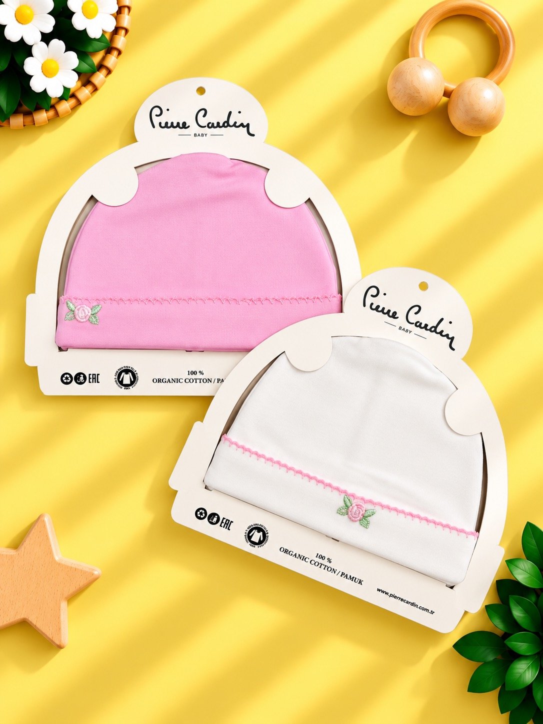 Kapelë për Bebe Pierre Cardin – 100% Pambuk Organik me Lule Dekorative